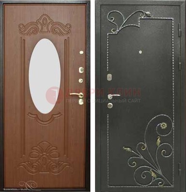 Черная входная дверь с зеркалом и ковкой ДЗ-16 в Гатчине