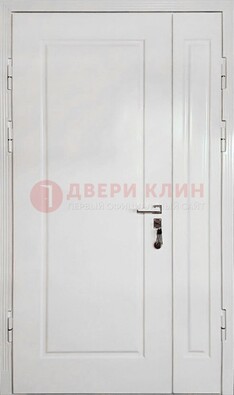 Полуторная металлическая дверь с МДФ в белом цвете ПЛ-24 в Гатчине