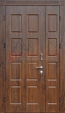 Коричневая уличная полуторная дверь с МДФ ПЛ-8 в Гатчине