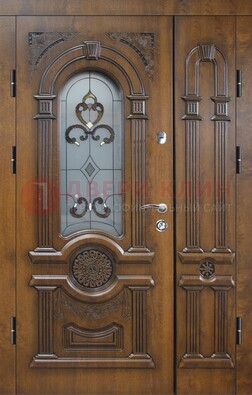 Коричневая двухстворчатая железная дверь с МДФ и витражом ВЖ-32 в Гатчине