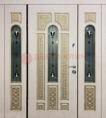 Светлая железная дверь с МДФ и витражом ВЖ-34 в Гатчине